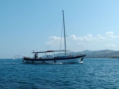 Full day boat tour to Antiparos island with lunch and drinks 2
