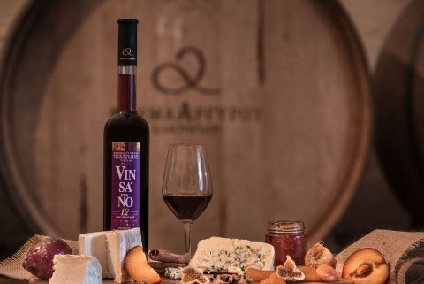 Morning cruise, winery tour and sunset in Oia village 1